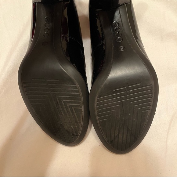Ecco Classic Black Patent Heels Size 7.5 - Picture 2 of 3